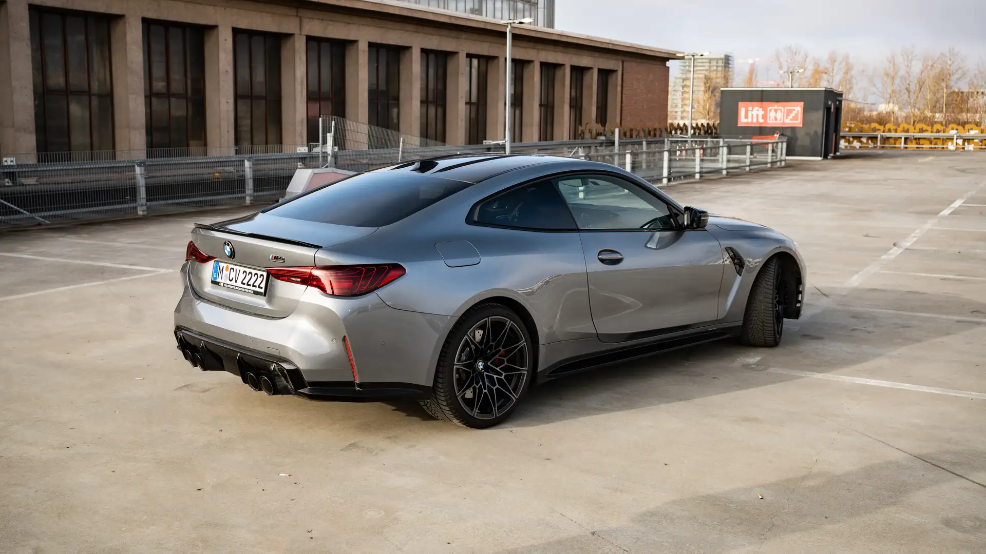 Unser BMW M4 in Skyscraper Grey in der Heckansicht.